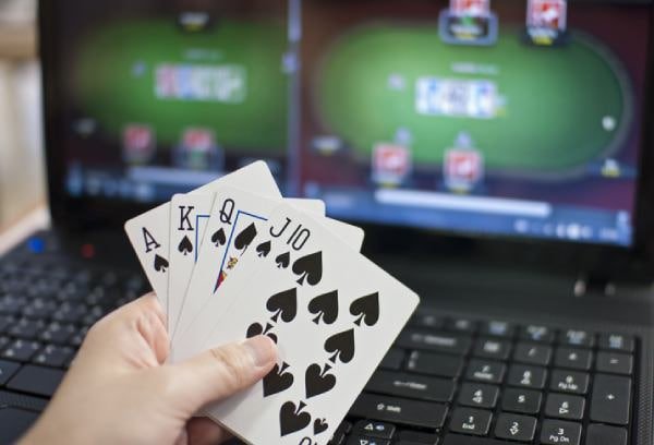 Kartu-kartu Gaple dalam tangan pemain di pasandjitu menunjukkan jelas setiap domino dan nilai titik